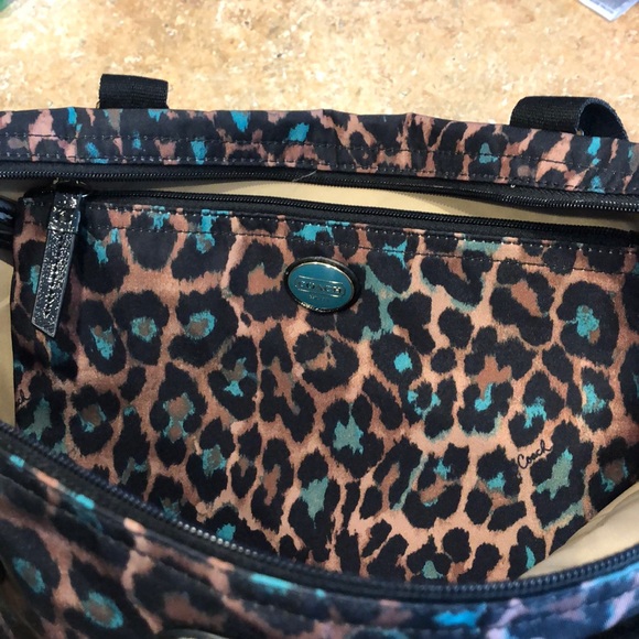 Leopard Coach overnight bag with makeup case - Picture 2 of 3